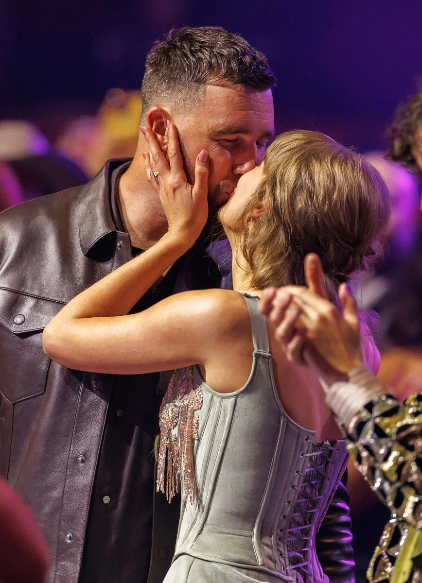 据ET报道，Taylor Swift & Travis Kelce 婚礼现场并未