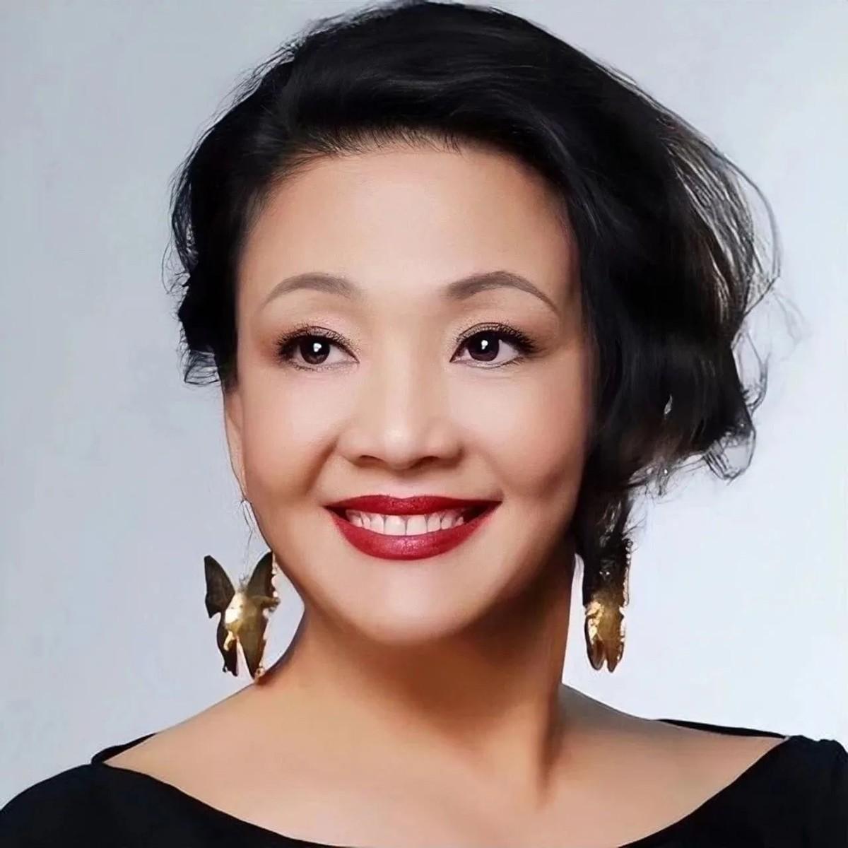 有人骂张兰小市民，其实张兰的生父是清华土木系教授。母亲任职于纺织轻工部，容貌出众