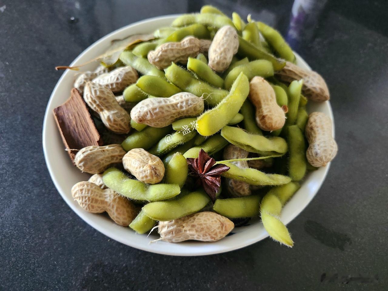 早晨起床第一时间，脑子里突然冒出毛豆和花生。我自己都感觉好笑，怎么一睁眼就想起这