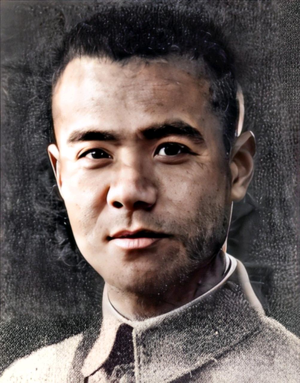 1946 年戴之奇师长兵败自尽，那张躺在小土堆上的照片令人唏嘘。他本是黄埔四期毕