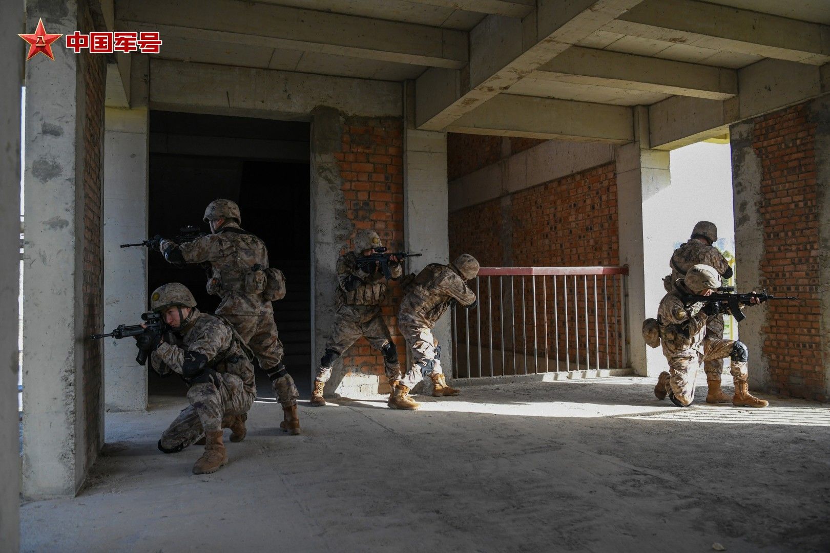 近日，海军某旅组织侦察分队开展室内搜索演练，队员们密切协同配合，快速突入，对目标