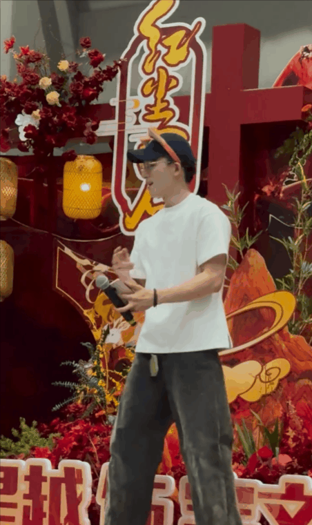 这个有求必应的王星越，尽管害羞还是在《红尘四合》杀青现场给大家跳了刀马刀马，只不