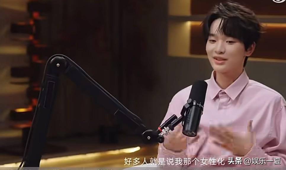 钟美美说“好多人说我女性化，或者用东北话说就是那种“二椅子”，或者说是什么变态。