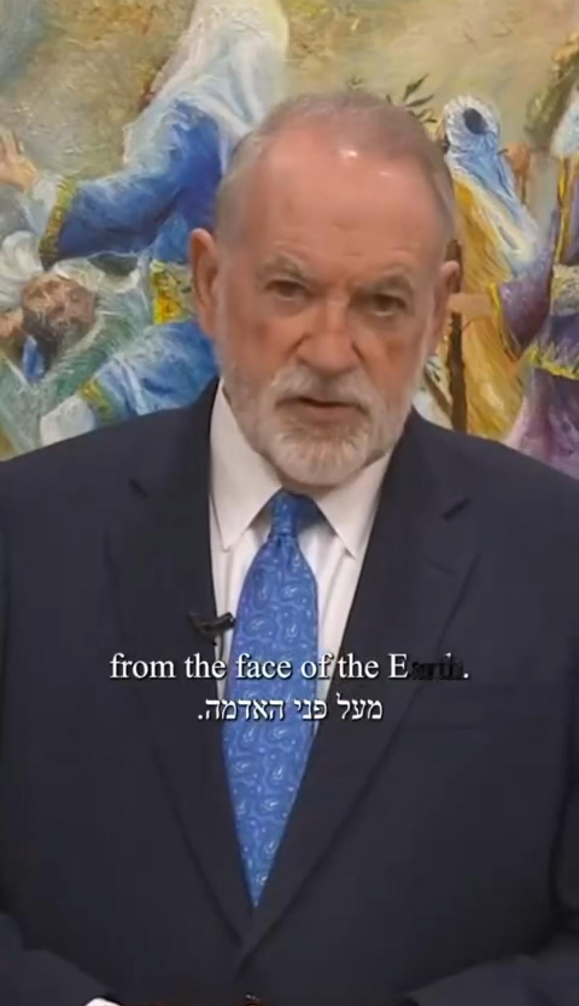 美国前大使迈克·哈克比在大屠杀纪念日来临之际发表讲话，缅怀在纳粹大屠杀中遇害的6