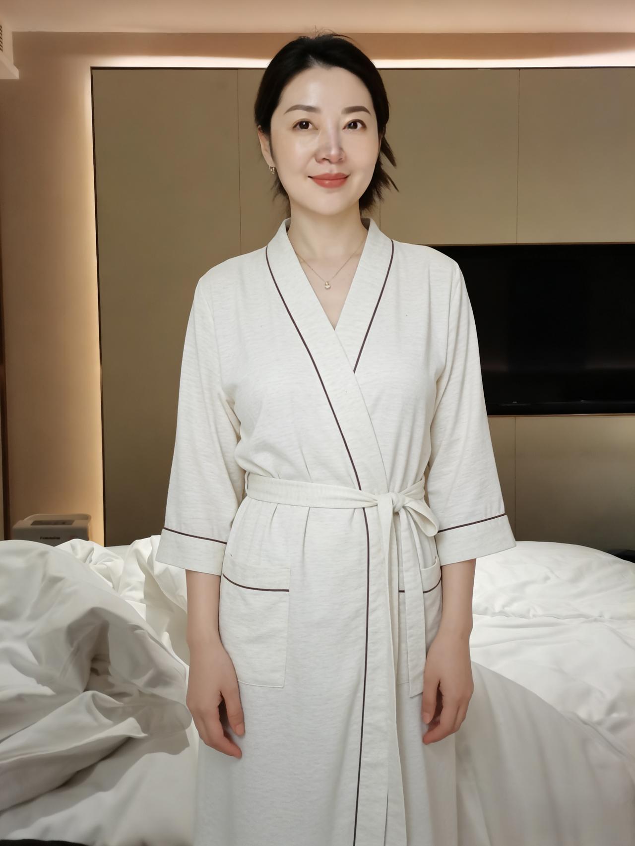 你穿着一身月光
把夜色揉成温柔的模样
黑边是夜的剪影
白衫裹着未醒的梦香
你抬手