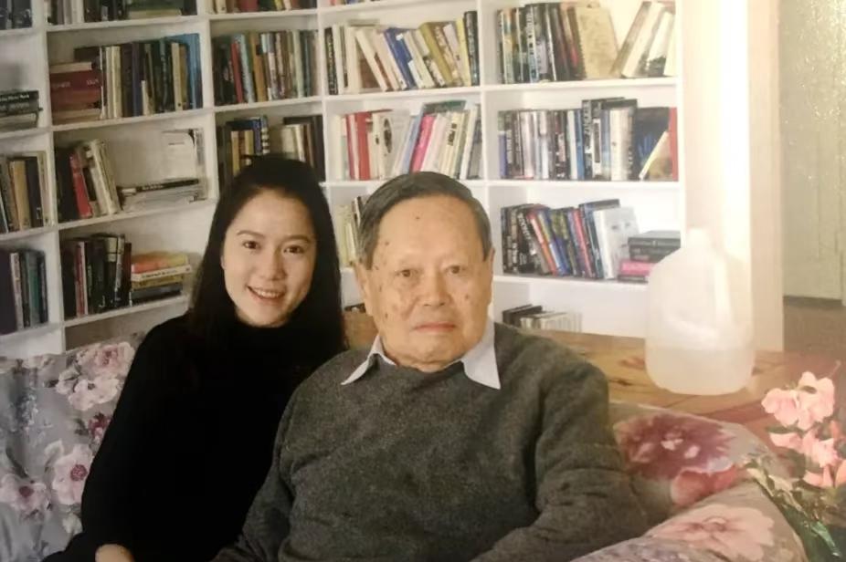 刚看了下，
不看不知道！
杨振宁先生走后，翁帆没哭闹，也没退场，反而更安静了。