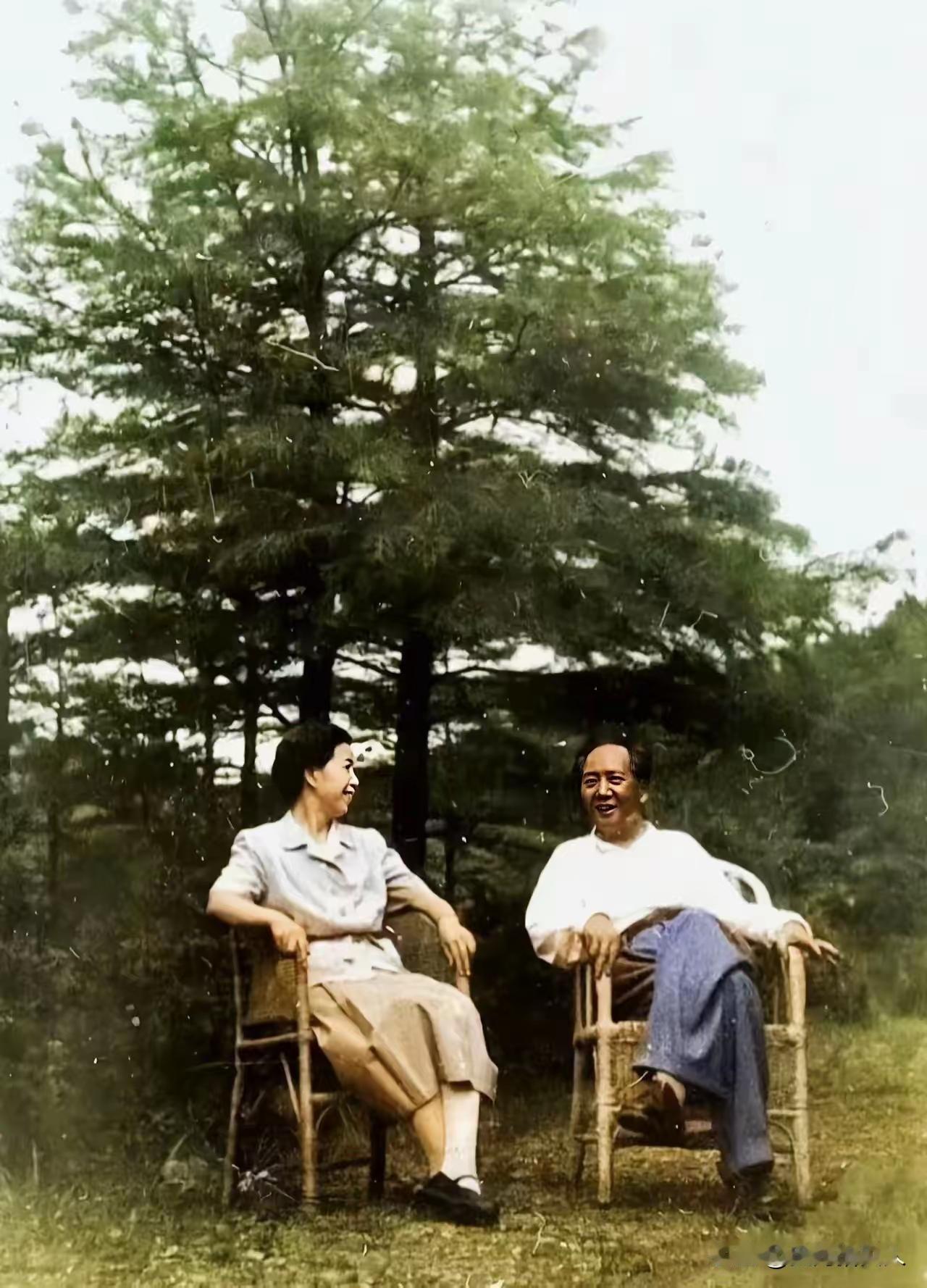 毛主席诗词：
暮色苍茫看劲松，
乱云飞渡仍从容。
天生一个仙人洞，
无限风光在险