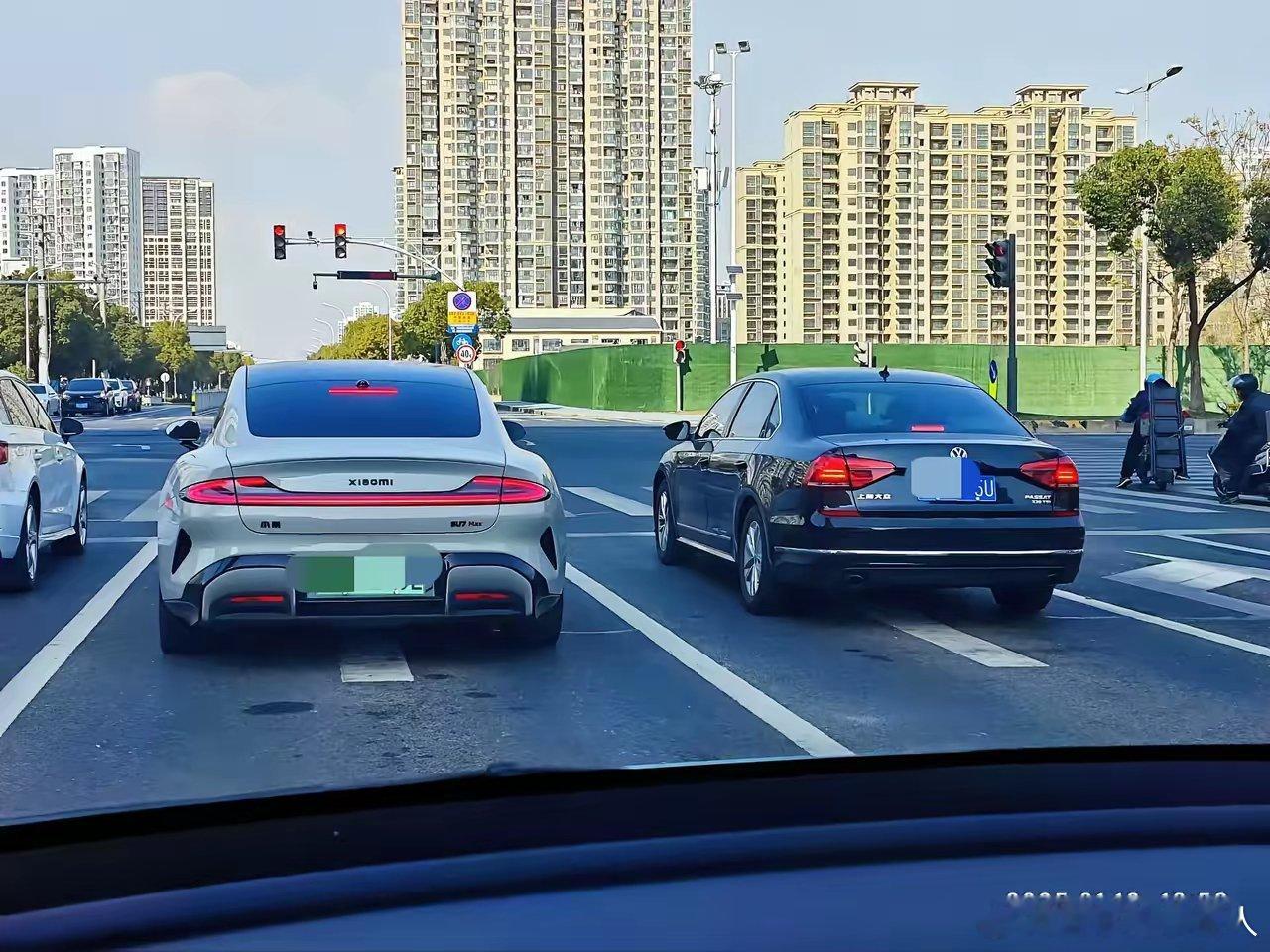 同样是二十多万，谁会挑右边的车呀？这可真是时代不一样喽。 