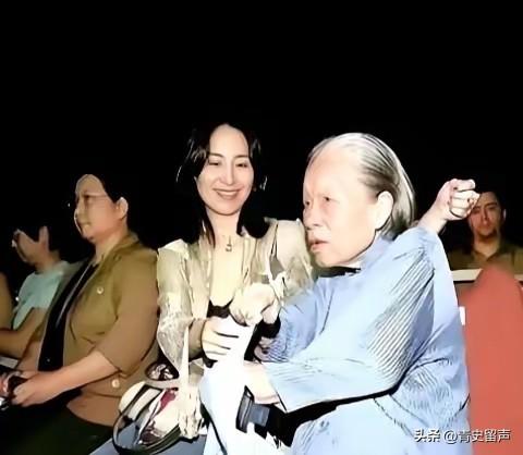 何超琼的保姆晶姐，干了48年，递了辞职信。何超琼没多说，直接把一套价值1.2亿的