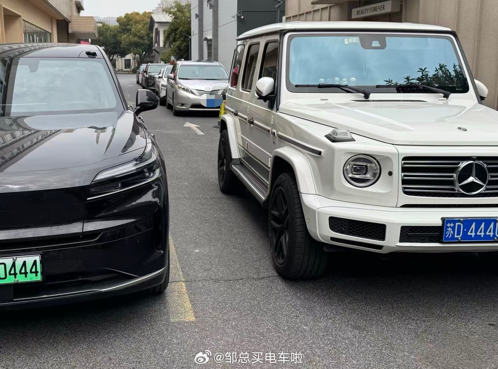 一位奔驰大G车主，选择增购了一台乐道L90，作为家里的第二台SUV。大G守护个性