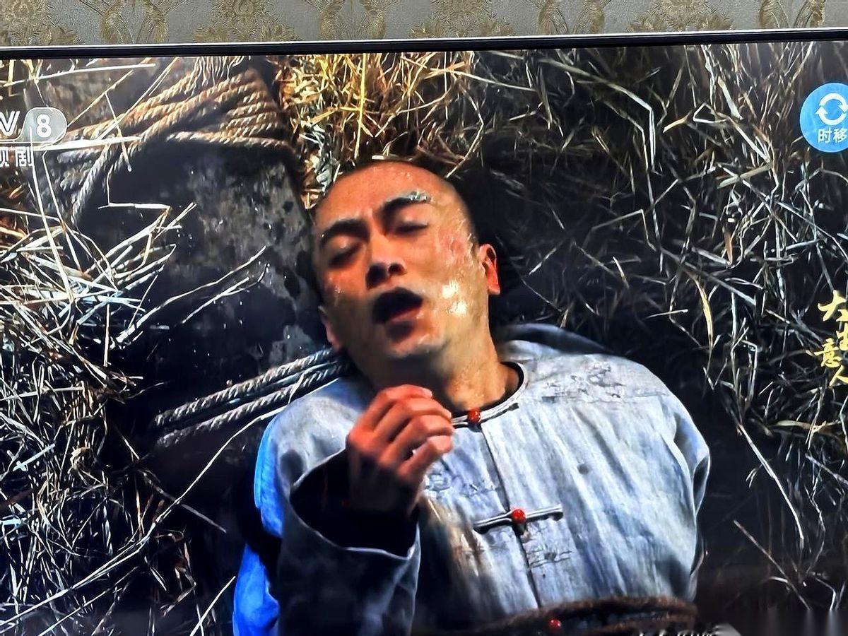 刚拿到慈禧御赐的“天下第一茶”牌匾，热乎劲儿还没过呢。
下一秒，人就给捆到宁古塔