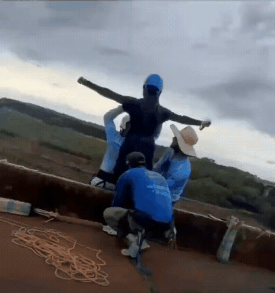21岁女孩蹦极被直接从桥上扔下去！没有系安全绳，当场身亡。

自己没发现？
扔她