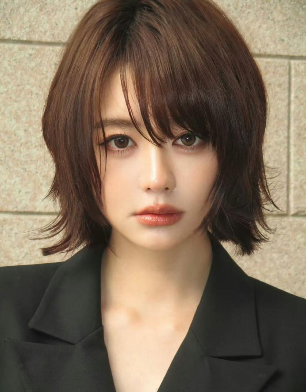 大家有没有发现
黄晓明新签的这个小艺人，竟然有点神似李菲儿和大宝贝
看来不管多少