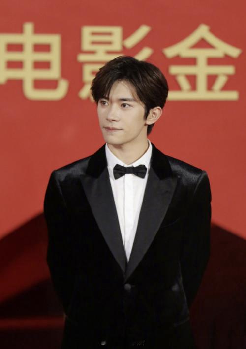 恭喜易烊千玺，金鸡奖最年轻影帝，首位00后影帝。感觉借这波东风，《狂野时代》也会