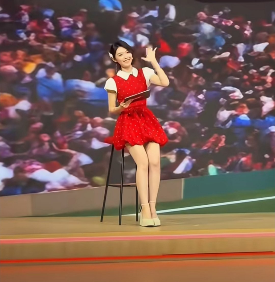 终于有足球女主持不用一直站着了  好 家 伙，终 于 看 见 女 主 持 人 了