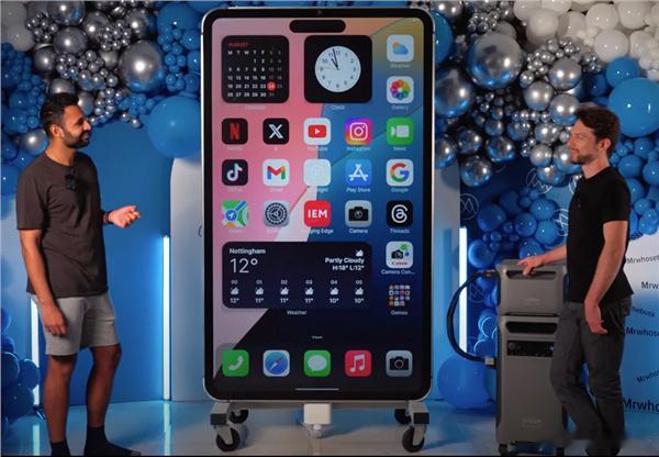 #2米高iphone造价7万美元#这么大了，不如做成iPad，你看横着，界面都不