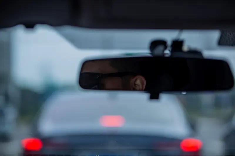 4月24日福建，女子平台打到特价网约车遇暴躁司机 ，因怕小孩吹风要求把车窗摇上被