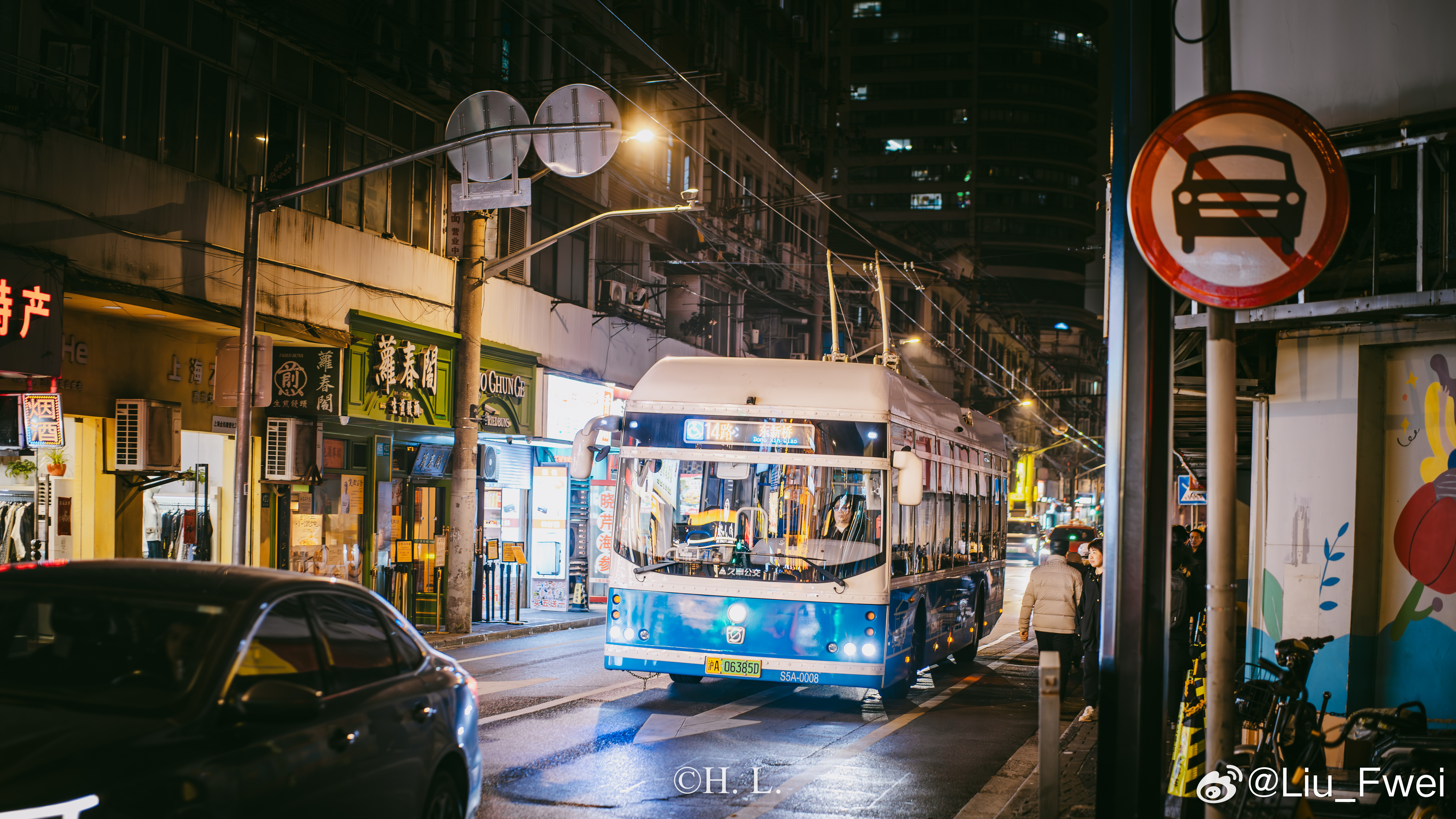 近期老店新开的生煎网红店——萝春阁。14路无轨电车恰巧经过（其实它的原址也就在斜