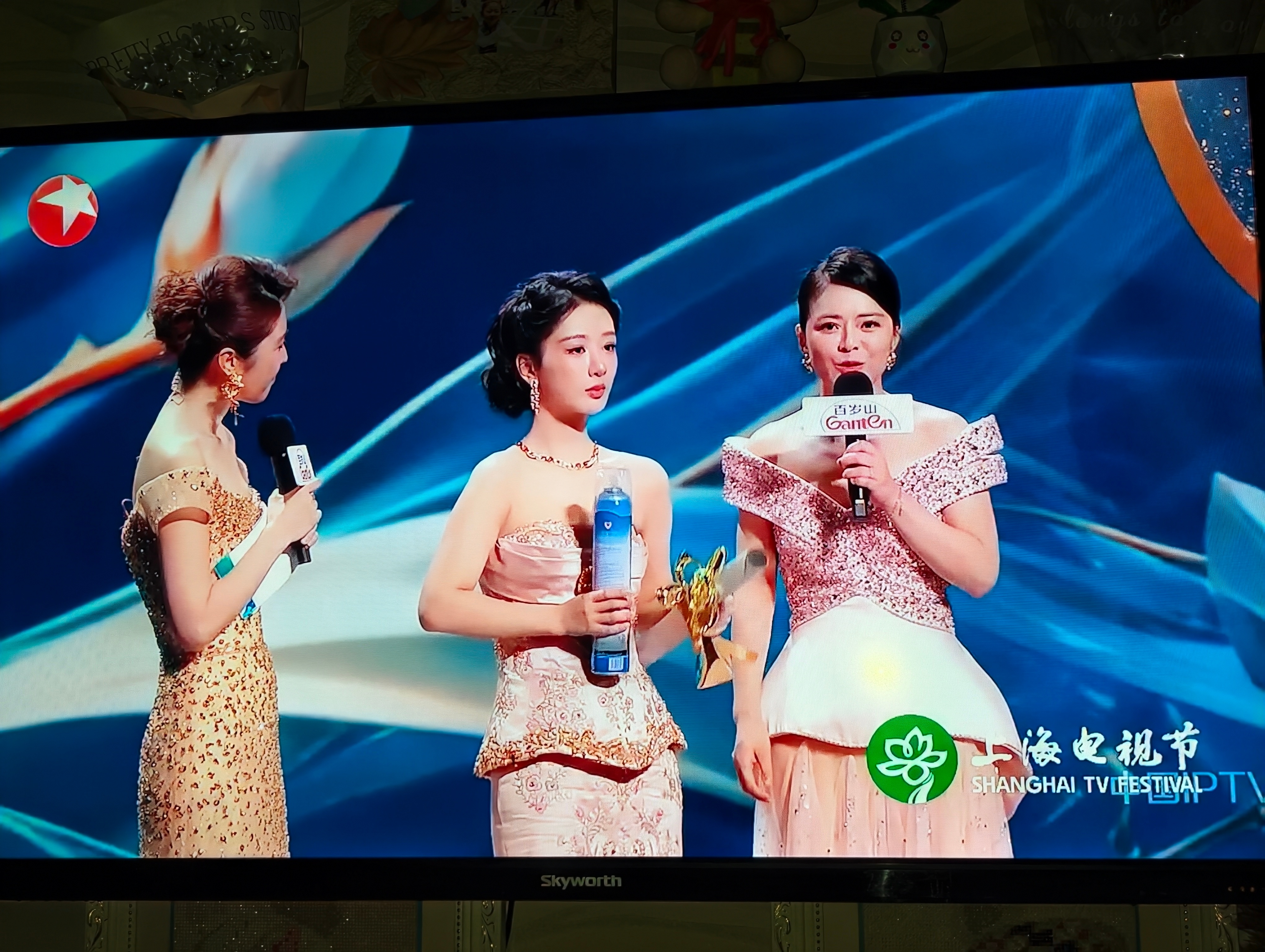 杨紫白玉兰视后是的  你做到了  你好棒姐姐别哭