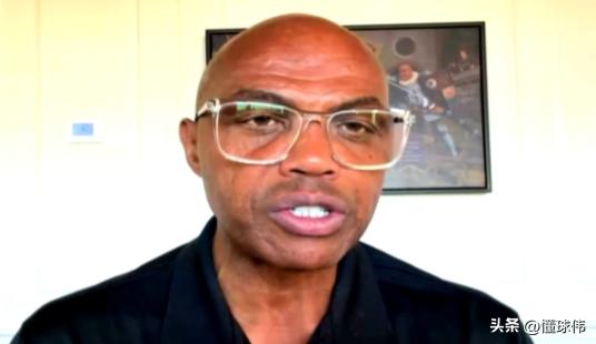 巴克利谈靠篮球赚钱：

“我真的太幸运了，以前作为球员，在场上打球，我就能成为富