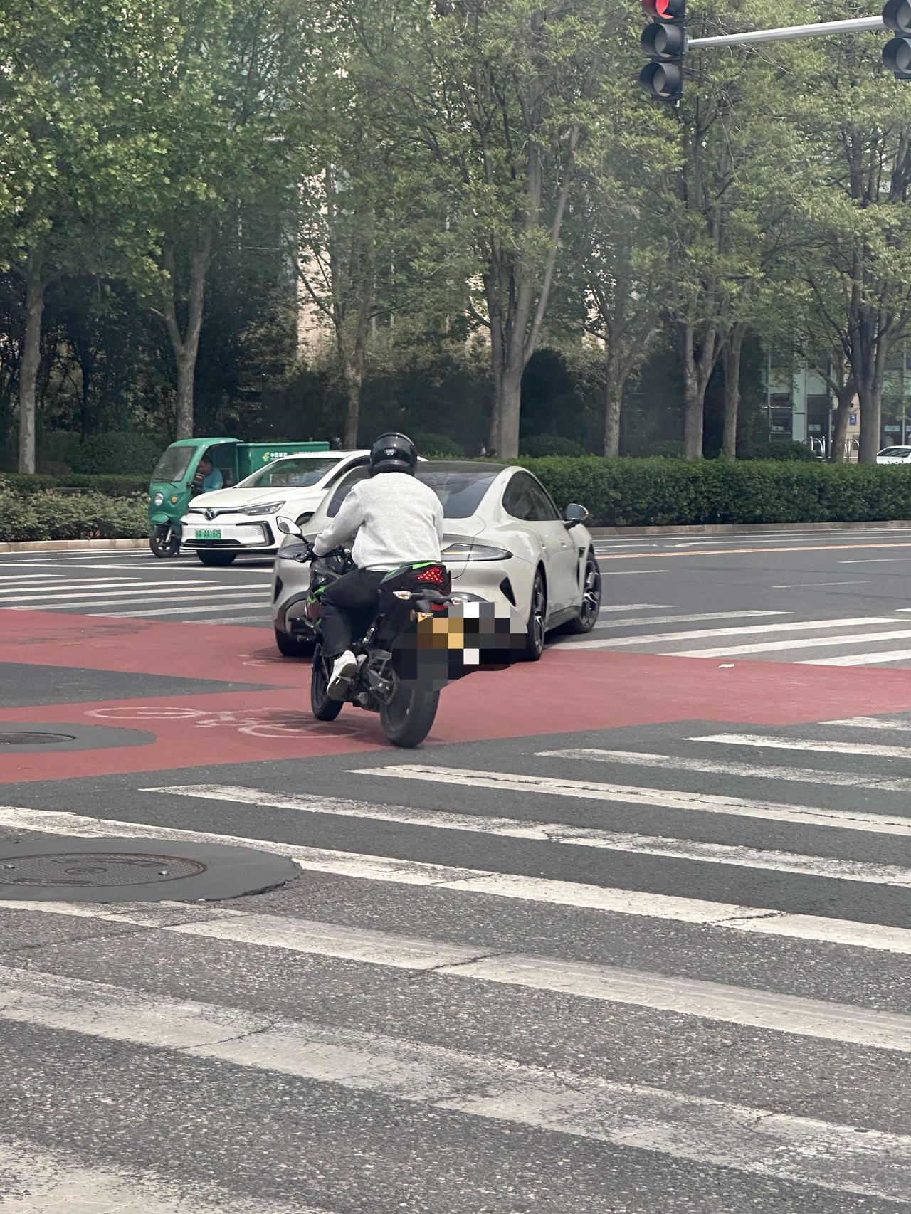 在深圳基本看不到有人骑摩托车，因为深圳基本禁摩，而在北京就经常看到有人骑摩托车，