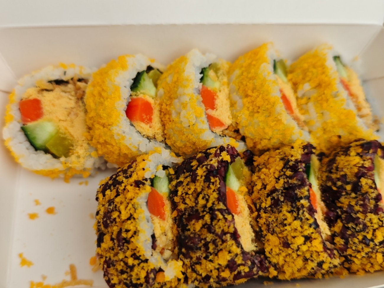 在吃了一碗西红柿鸡蛋面和一个蛋挞之后又给自己点了盒寿司我PMS发作就这样