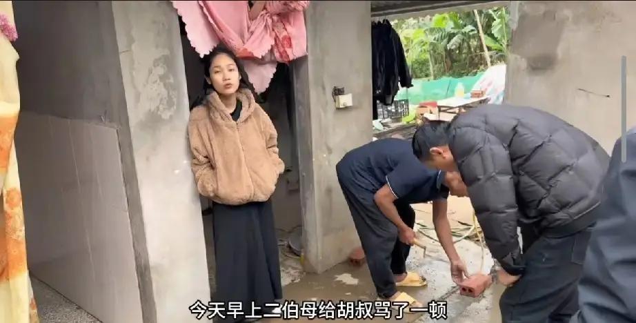 小松和秋秋停更一周，因为胡子叔叔的低保钱被秋秋爸妈领走了。
胡子叔叔脑子不太灵光