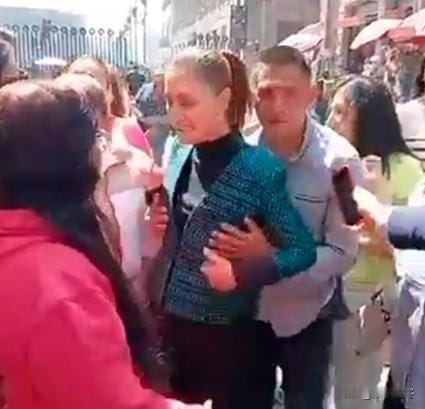 墨西哥女总统被袭胸、搂抱遭猥亵！[震惊]
这人也是色胆包天，光天化日之下竟敢对一