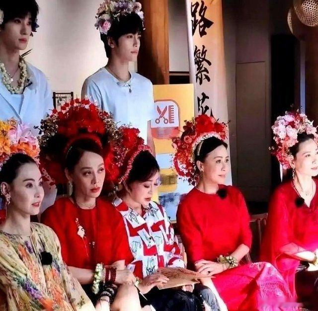 刘嘉﻿⁠玲﻿在节目里直接问何赛飞﻿：“除了﻿你老公，有没有哪个男‏‏人让‎你突﻿