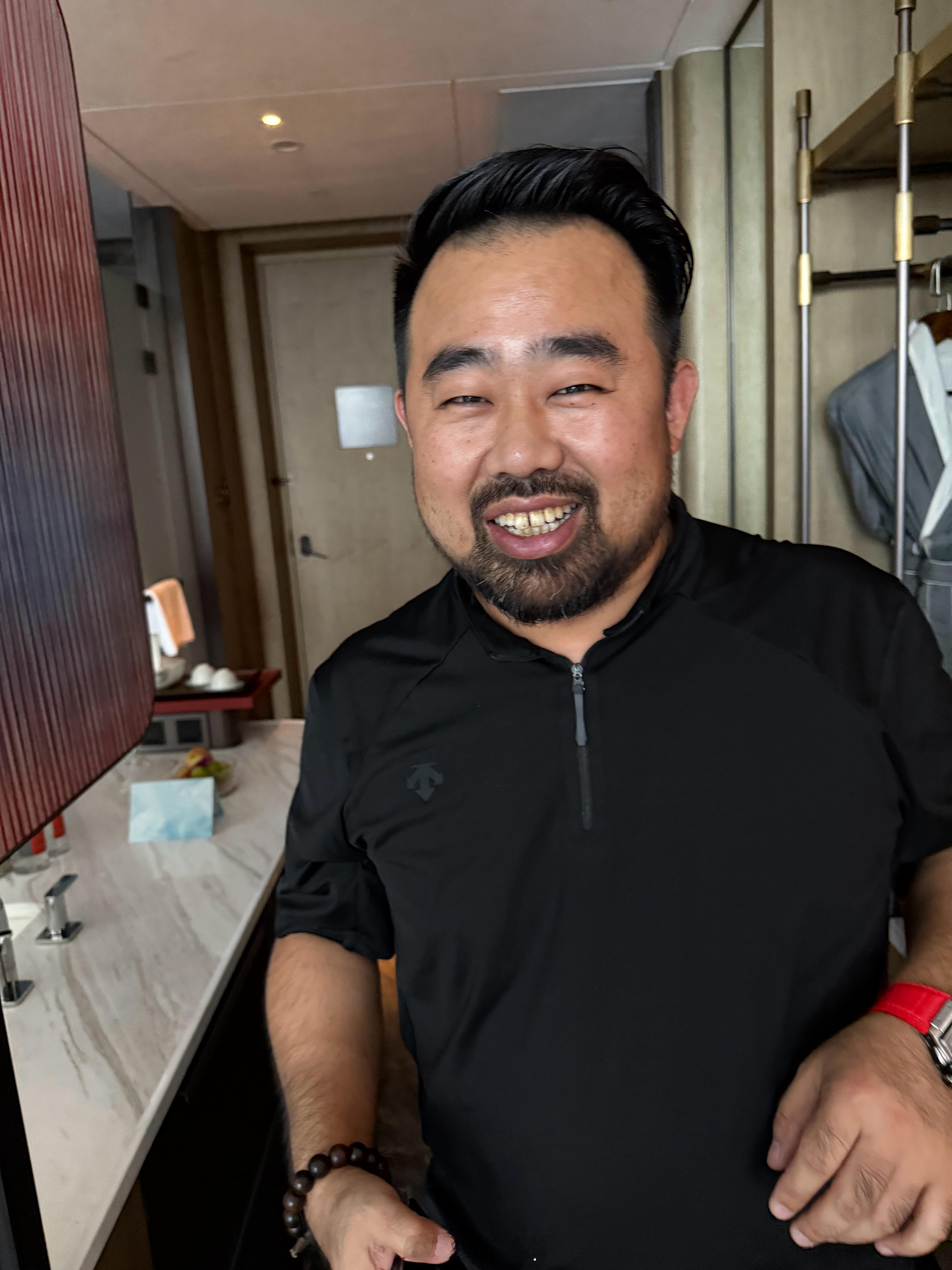 老孟自从发现他有做熊熊的潜质之后对我格外殷勤，又是送吃又是送喝的，不会是看上我了