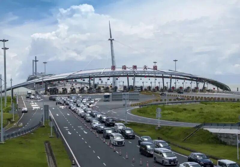 四地车主开车直达香港
近日，“粤车南下”驶入香港市区政策正式落地实施。广东首批四