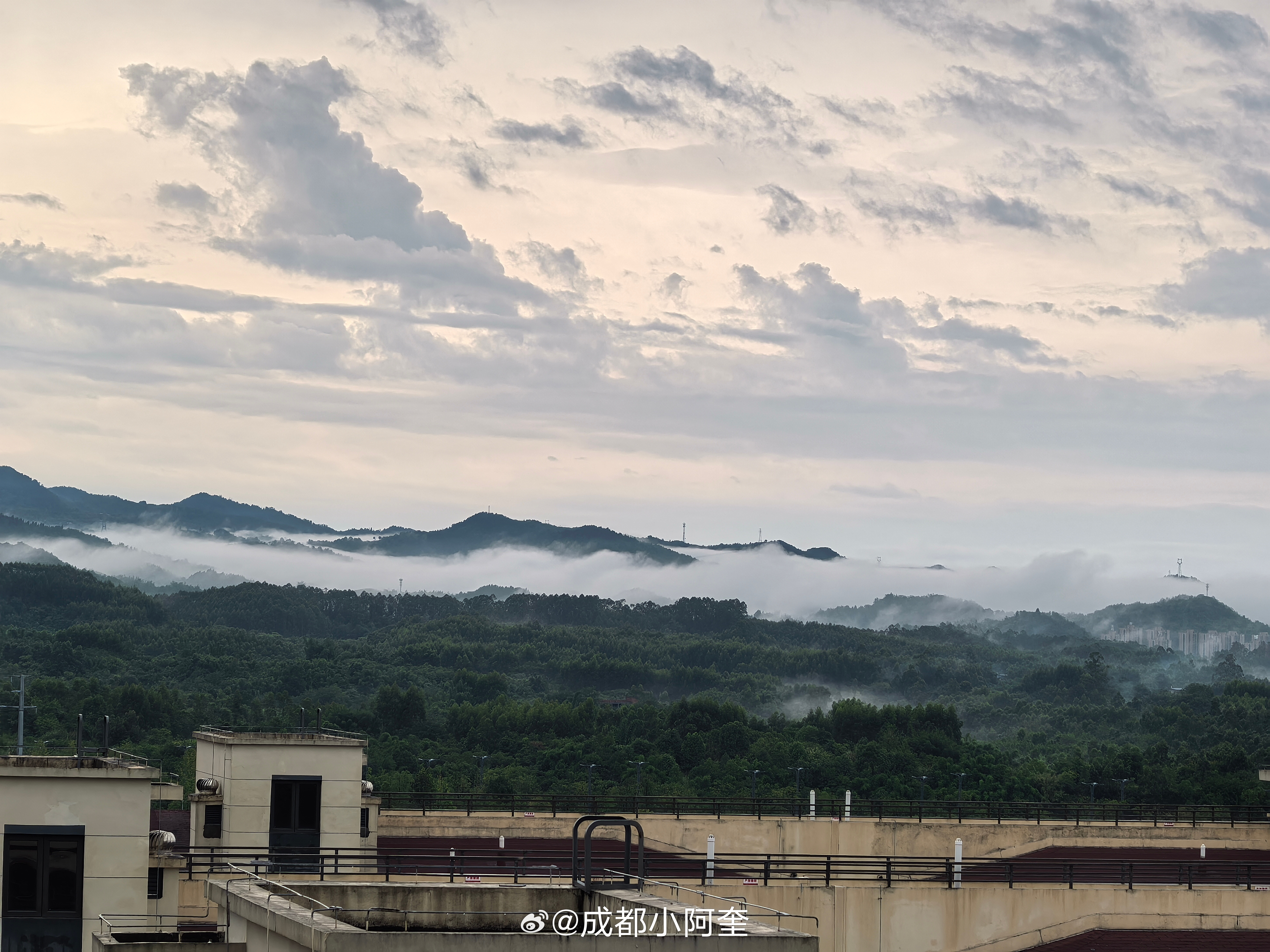 一夜暴雨，二峨山下的视高 玉带披肩绕身，就像是在雪山脚下。远处的万科城在一片白茫