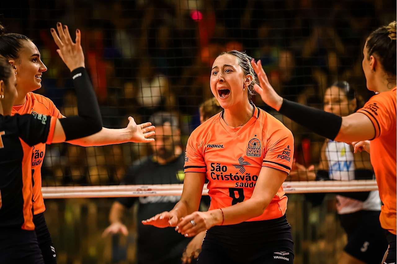 【2025女排世俱赛 奥萨斯科3比0完胜海滩夺得季军】北京时间15日凌晨，巴西圣