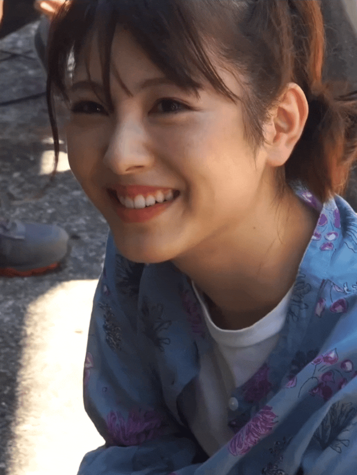 这是一位日本女演员，名字叫滨边美波，笑起来怪好看的！