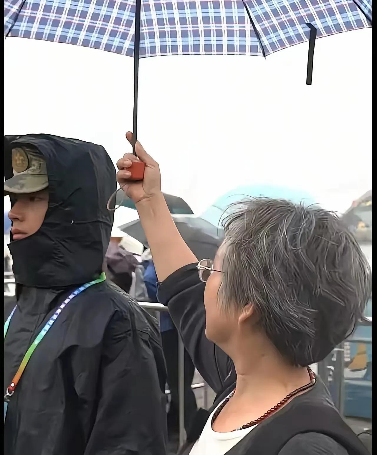 这是一幕温暖感人的场景，展现了母子之间深厚的亲情和军人的无私奉献，也让人感受到伟