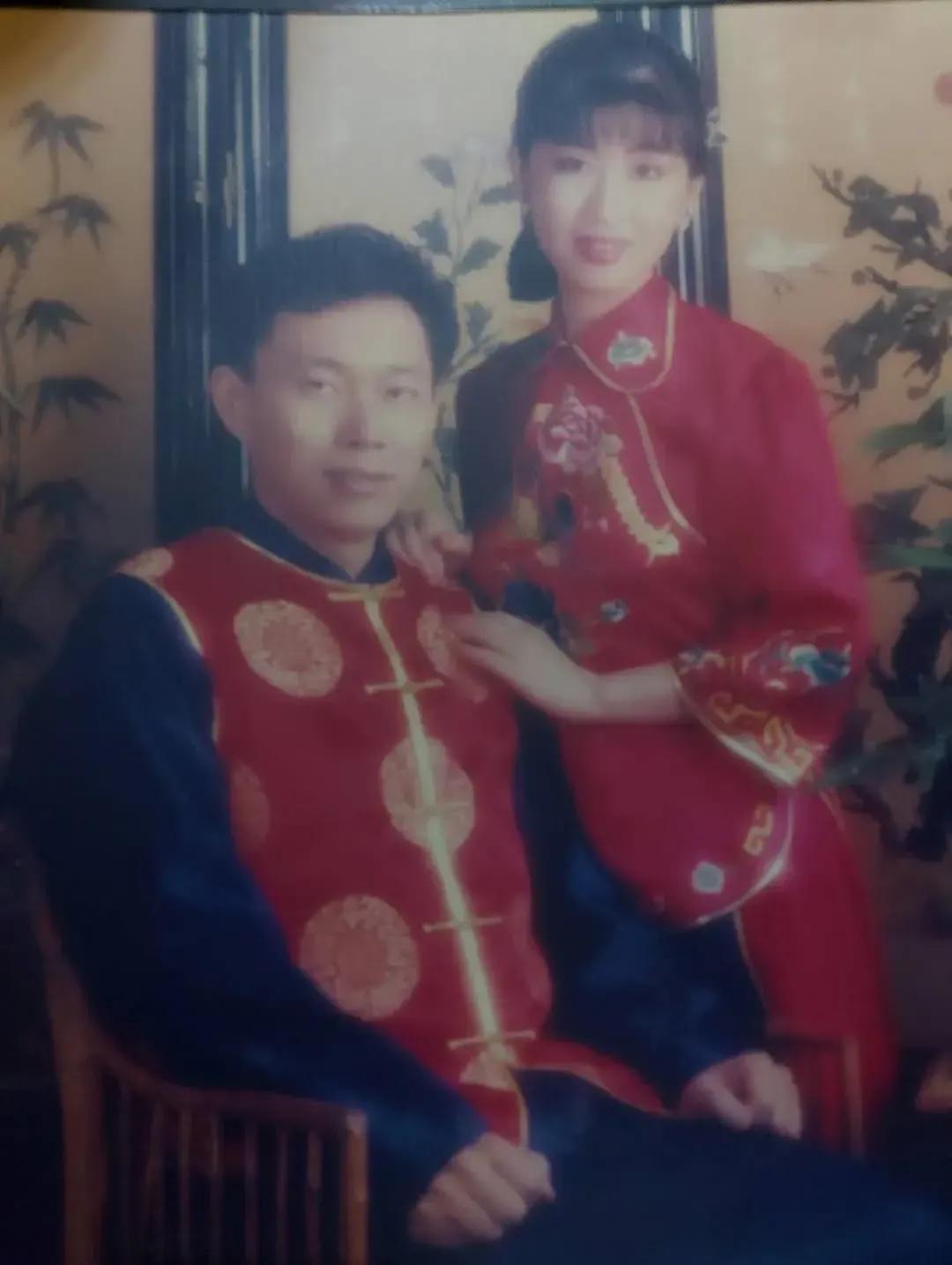 柯文哲夫妇结婚照，看起来很中式。
马上就是西方情人节了，两人却无法见面。
柯文哲