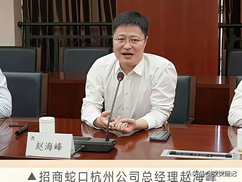 就为庆祝60亿拿地。几个大佬在杭州来福士58楼组了个饭局。招商蛇口的赵海峰做东，
