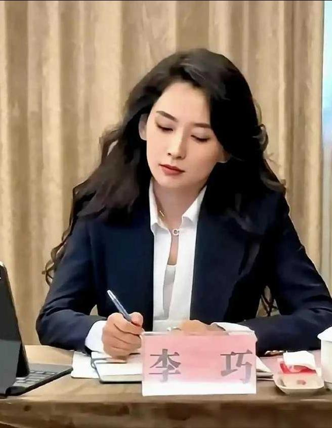 疑似女主李巧火了！长相酷似李富真，又像胡慧中，颜值气质不输明星，汪峰这一辈子真值