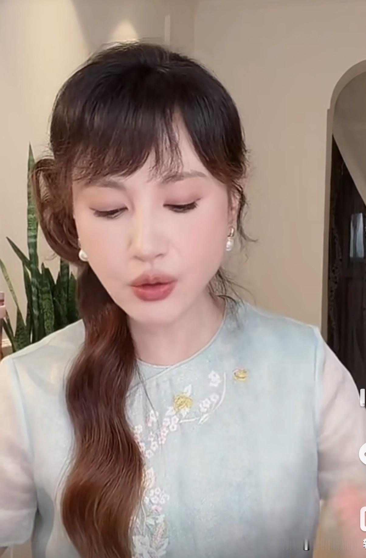 演员杨雪说：

“我老公不让我生二胎，他怕我胖了瘦不回去，他之前说我有时候胖的像