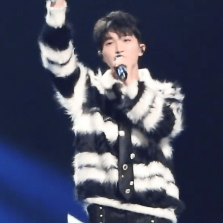 周深网络视听盛典彩排图  周深2025网络视听盛典彩排图，黑白条纹毛衣可可爱爱，