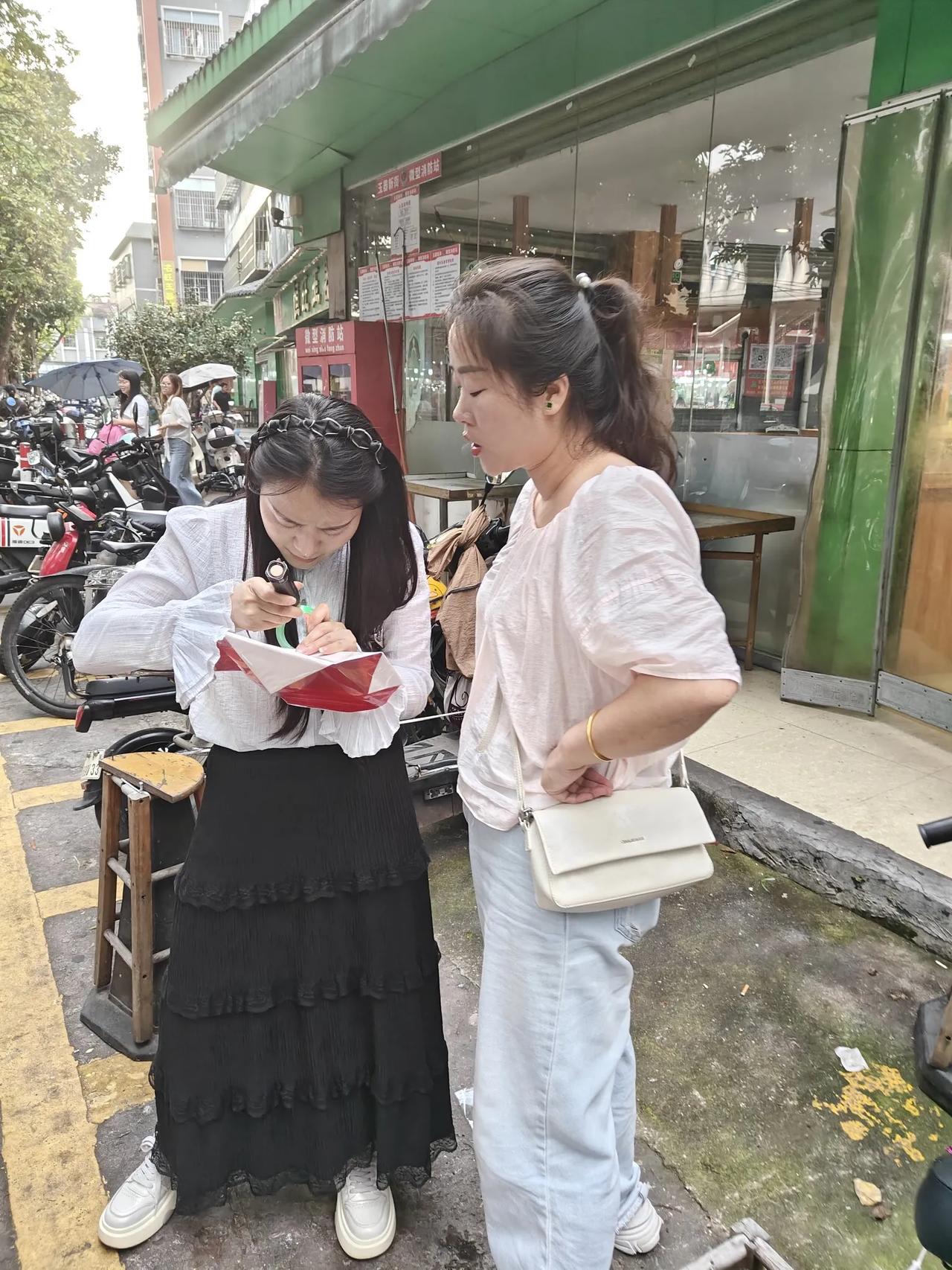 1. 小三位数——“交学费型”
买的时候以为是“冰种”，到手发现是“冰裂种”。商