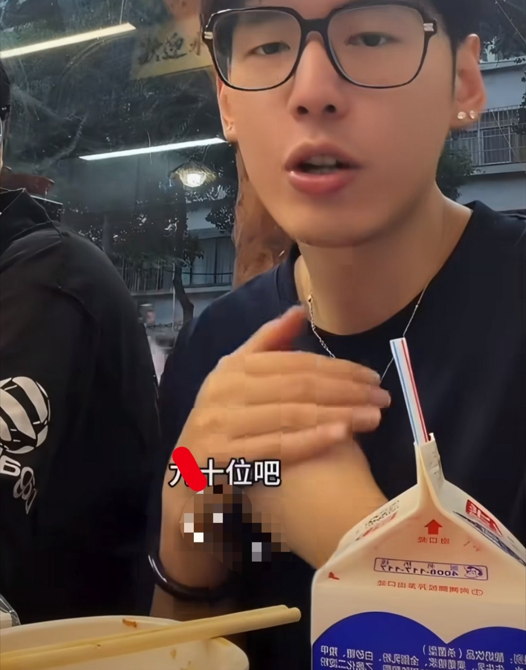 刘琳琳自曝存款十位数 网红刘琳琳在直播中被追问存款数额，其掰着手指回应“十位数”
