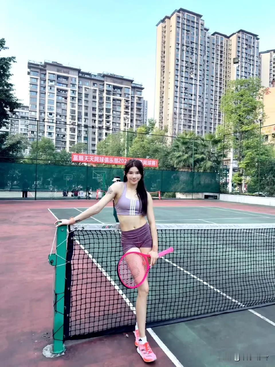 被吴艳妮惊艳到了，网红的脸，兼具力量与美感的身材，直率的性格，张扬的作风，每次出