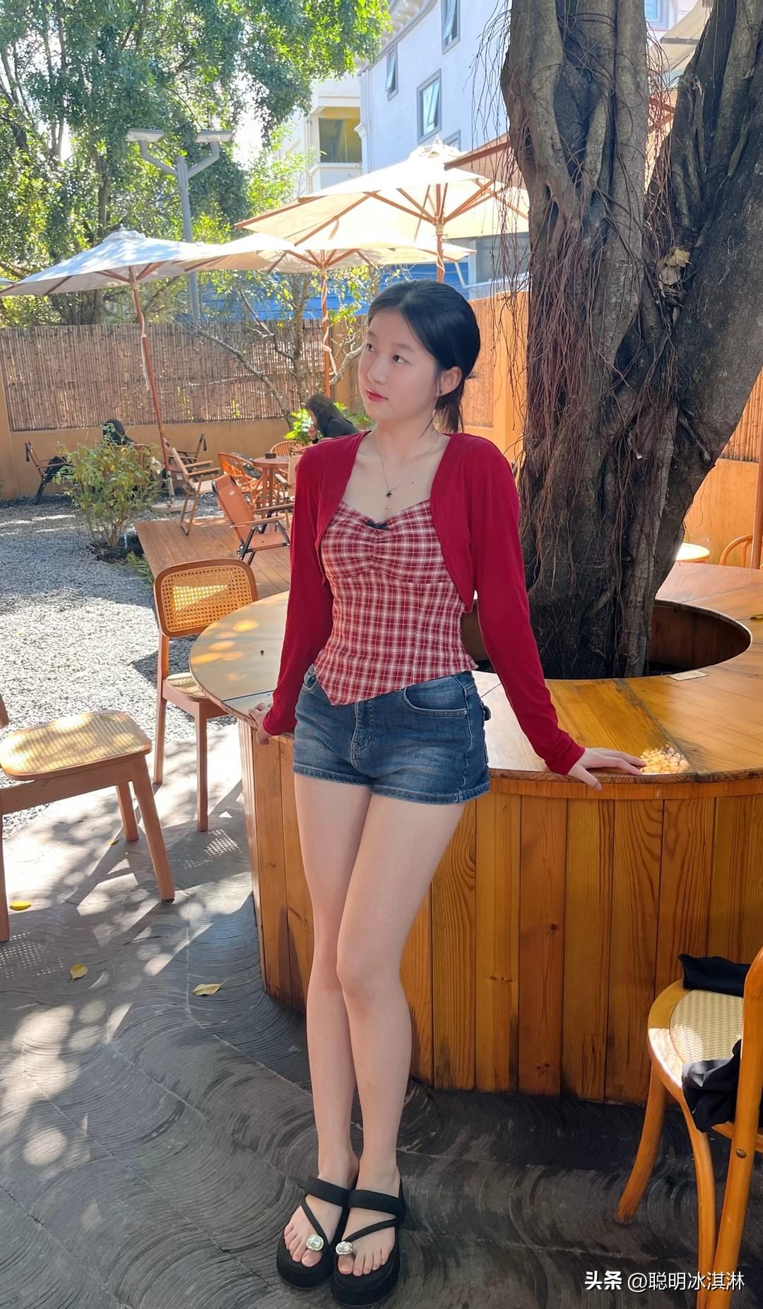 夏日午后，树荫下的一抹红