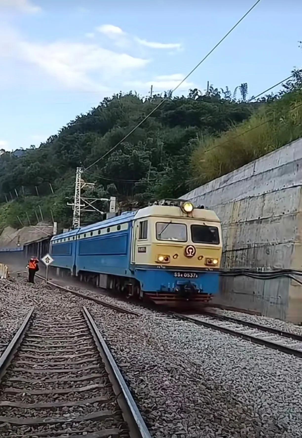 拆除一组单开道岔，直股已贯通。线路达到60km/h放车条件，货物列车正在通过。这