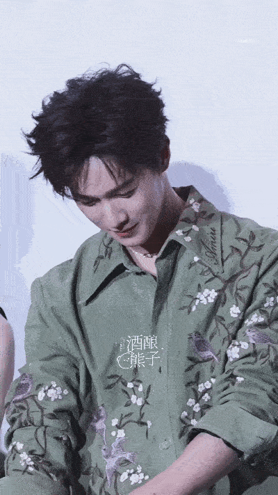 李昀锐对镜头射弩 李昀锐对镜头射弩这一下帅炸了！眼神凌厉动作利落，瞬间击中心脏，