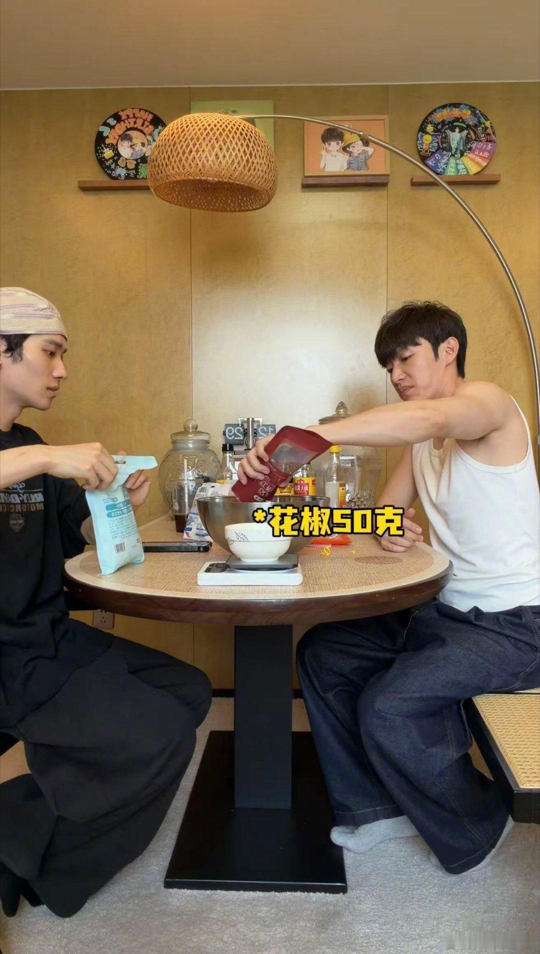 井胧代旭腌20斤蒜苔咸菜 井胧这是把腌菜当专辑做了？20斤蒜苔分缸处理，还拉代旭