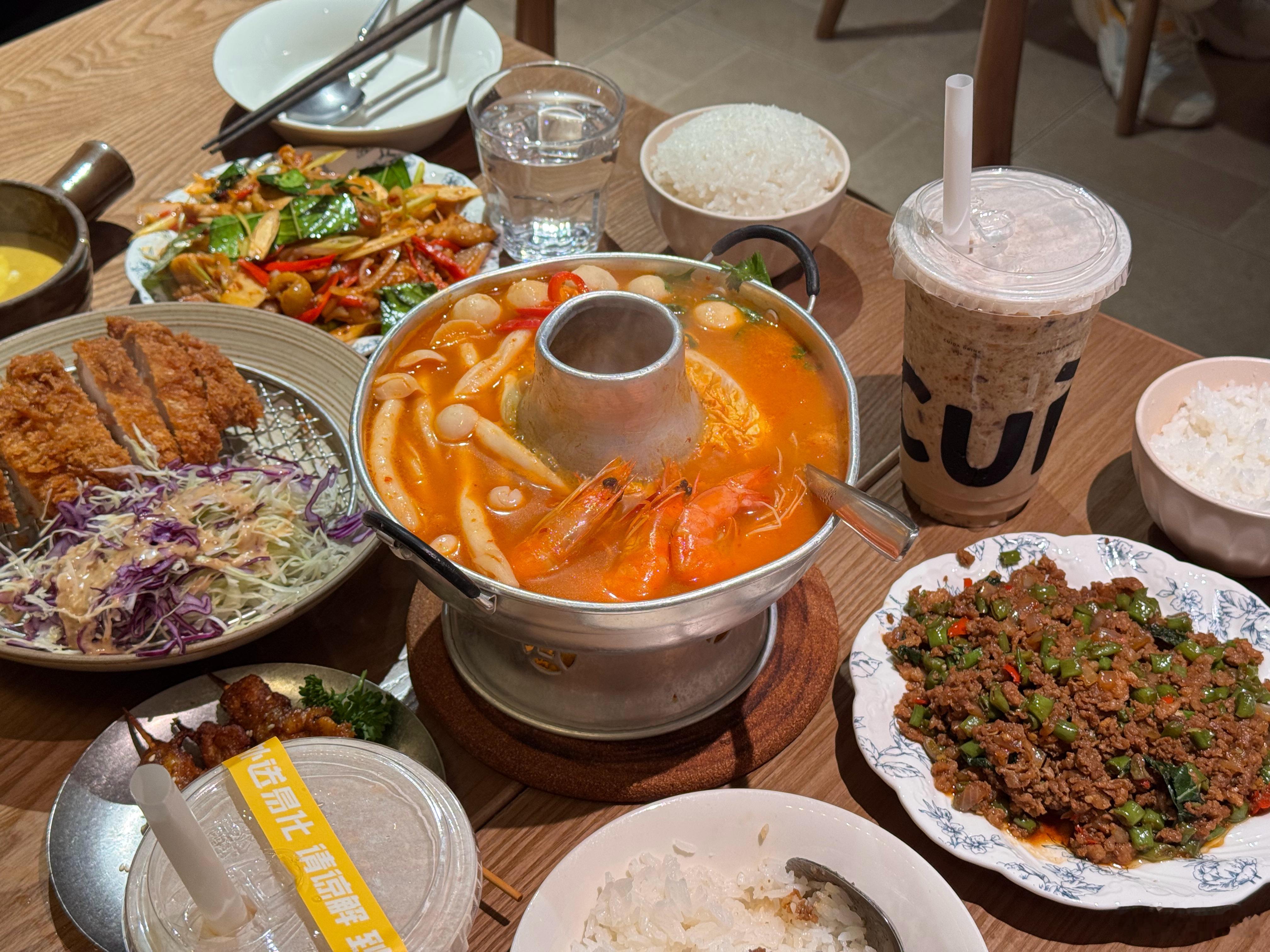 带他吃饱喝足，要回家了，因为明天得早起上学。他坐这等车跟我说，小姨，好累啊，又要