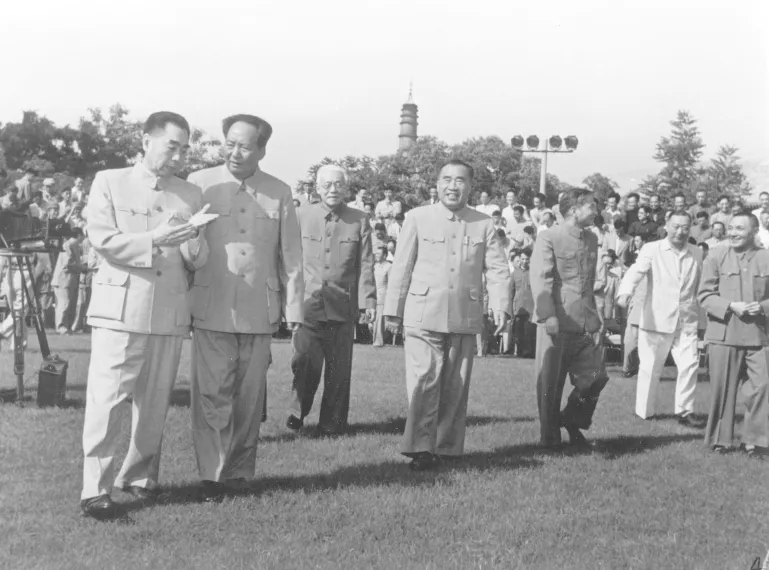 50年代中后期，北京中南海草坪，毛主席、周恩来、朱德、陈云、邓小平等领导人一同步