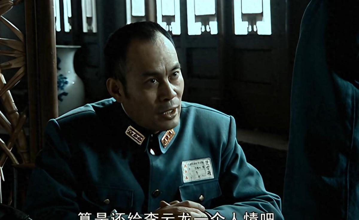 在《亮剑》中李云龙趁火打劫一个营装备，楚云飞为何没有坚持讨回这些物资？
1943
